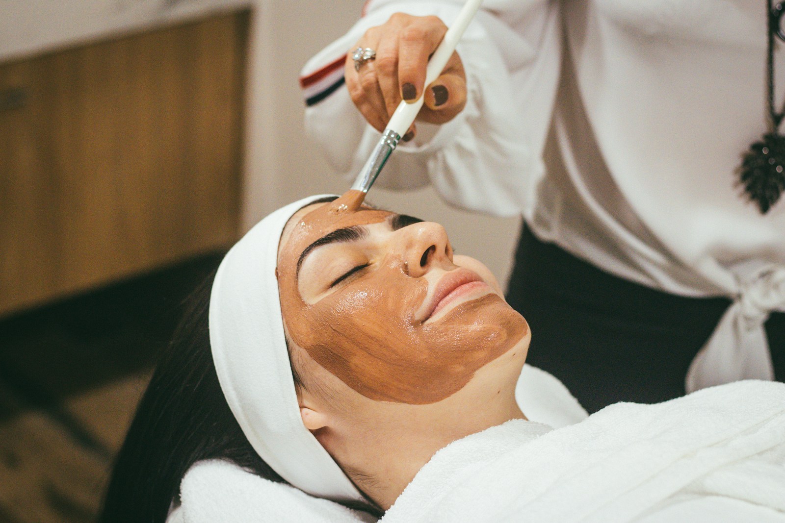 Entspannte Kundin bei Wellnessbehandlung